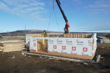 Moduldbau auf einer Bodenplatte aus Holz, Foto: Timbase