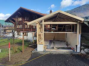 Auf den CLT-Platten wird der Holzbau aufgerichtet